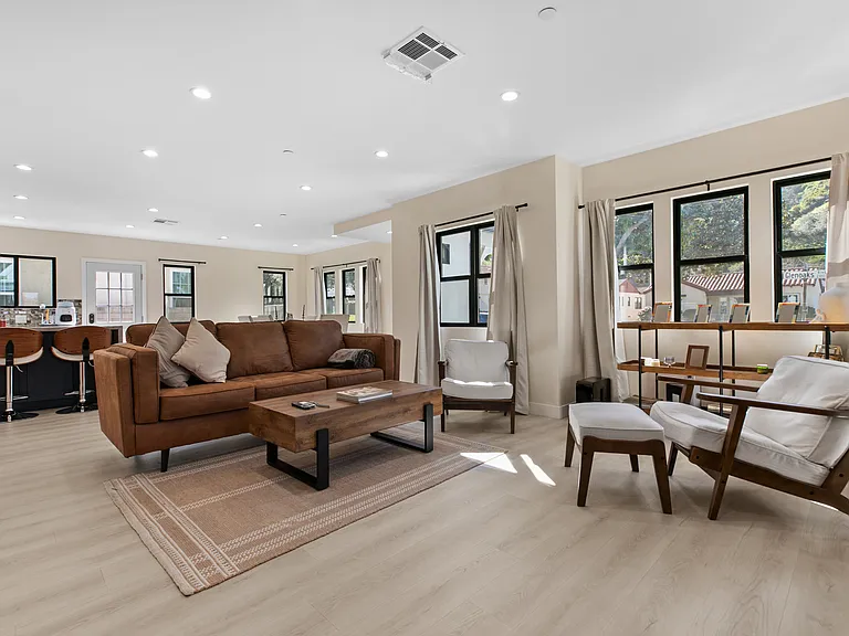 2101 E Glenoaks Blvd — Photo 19