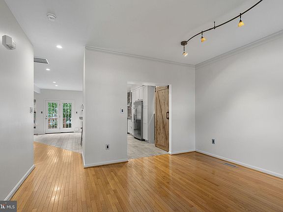 3rd image of 8 Candleridge Ct