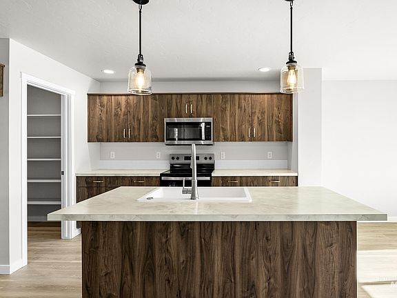 4th image of 10813 Rutland St