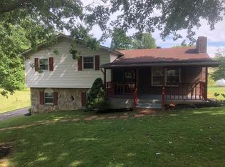 2220 Lambert Dr, Westmoreland, TN 37186