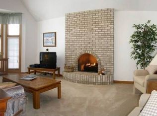 11N013 Williamsburg Dr, Elgin, IL 60124