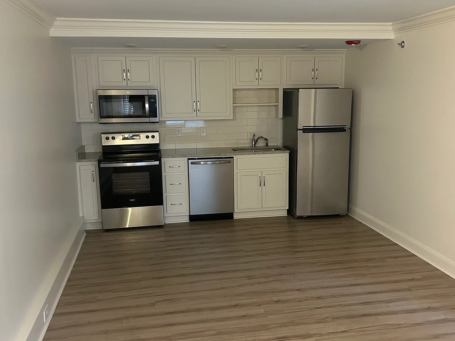1 bed, 1.0 bath, 900 sqft, $995 — Photo 1