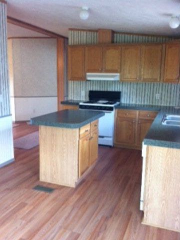 2nd image of 823 Eel Weir Rd