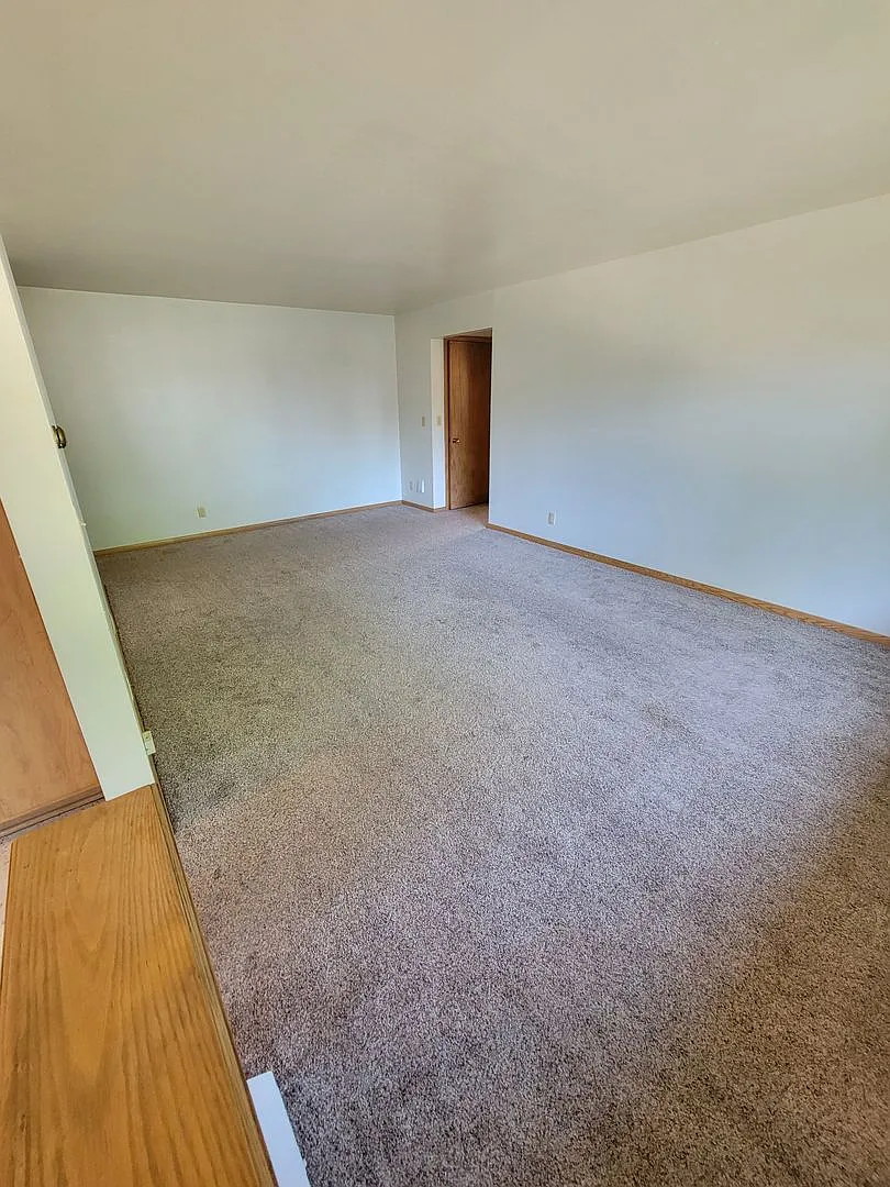 319 E Harris St — Photo 4