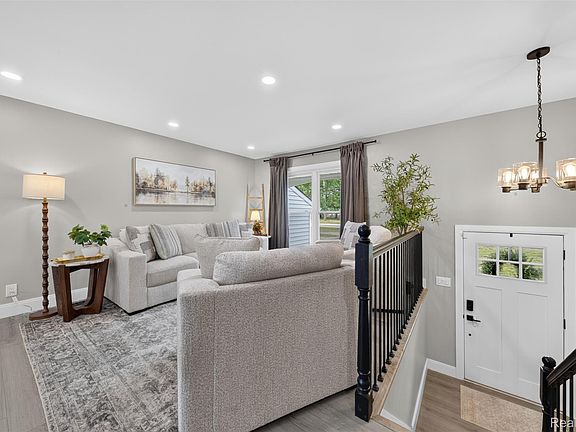 4th image of 523 Glengary Rd