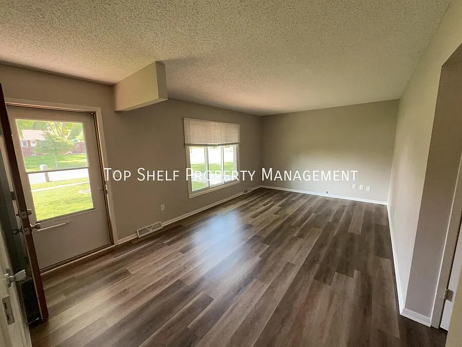 3 bed, 1660 sqft, $1,945 — Photo 2