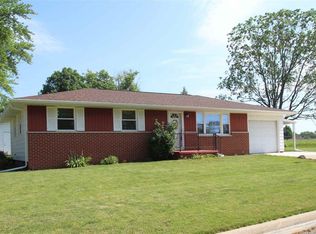 320 Crestlawn Dr, Washington, IL 61571