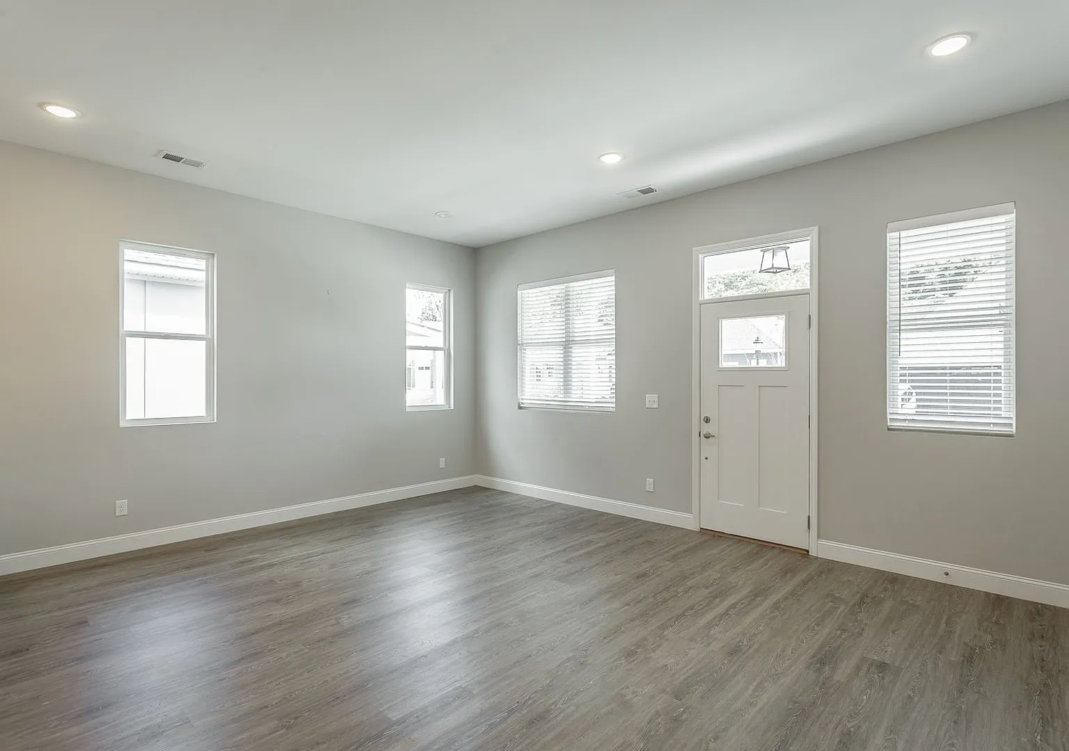Modern 3 Bedroom Home in Red Bank — Photo 2