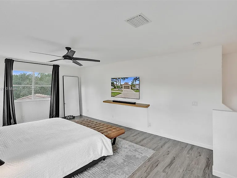 1725 Winterberry Ln — Photo 24
