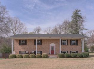 6445 Lake Meadows Dr, Hixson, TN 37343