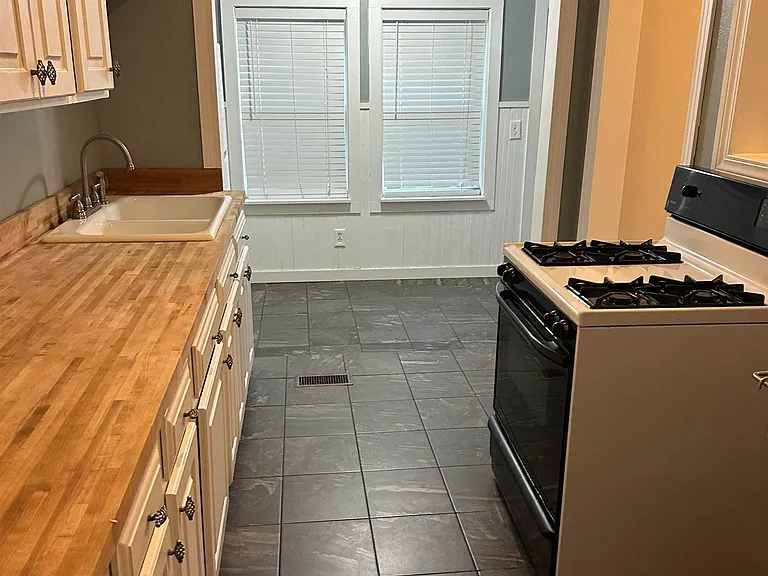 650 W 10th Ave — Photo 5