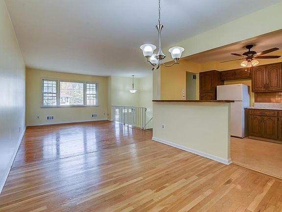 5th image of 126 Rosewood Ln