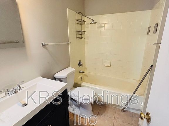 3rd image of 2517 Pin Oak Ct #B