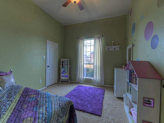 Tall ceiling, ceiling fan and custom paint in this room!
