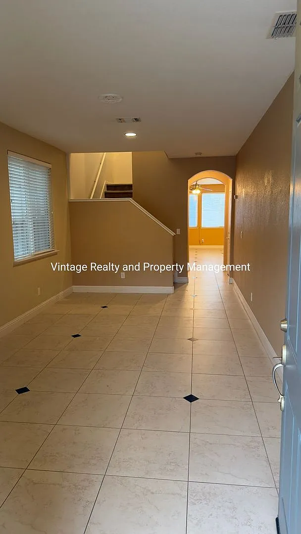 Available Now!!Top Of The Line 4 Bedroom Two Story Home — Photo 3