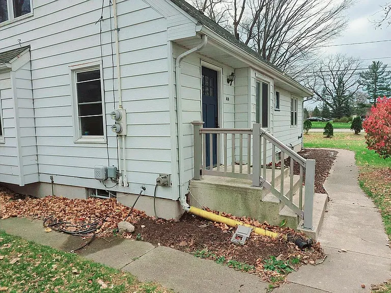 410 Fairfield Ave NW — Photo 2
