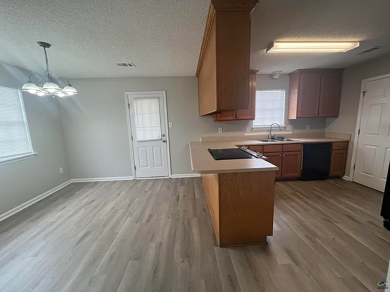 215 Haverhill Cir — Photo 6