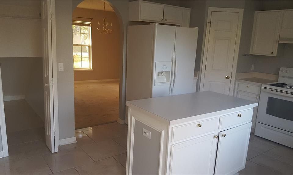 2nd image of 921 Cambridge Ct