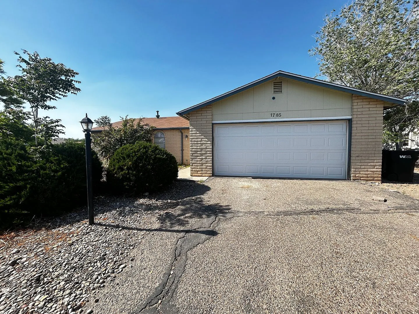 Available 9/25/2026! Beautiful 3 Bedroom 2 Bathroom 2 Car Garage — Photo 2