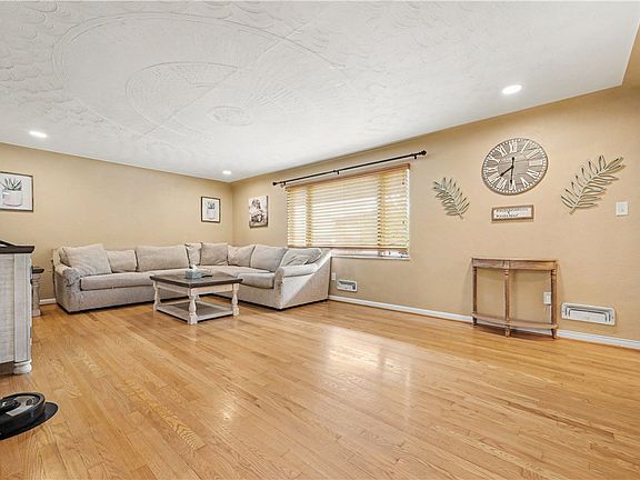 5th image of 42 Locust Ave
