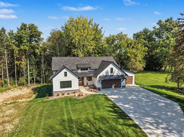 2160 Engleside Ave SE, Kentwood, MI 49546