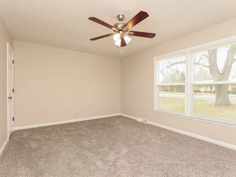 2406 Hillmont Dr — Photo 10