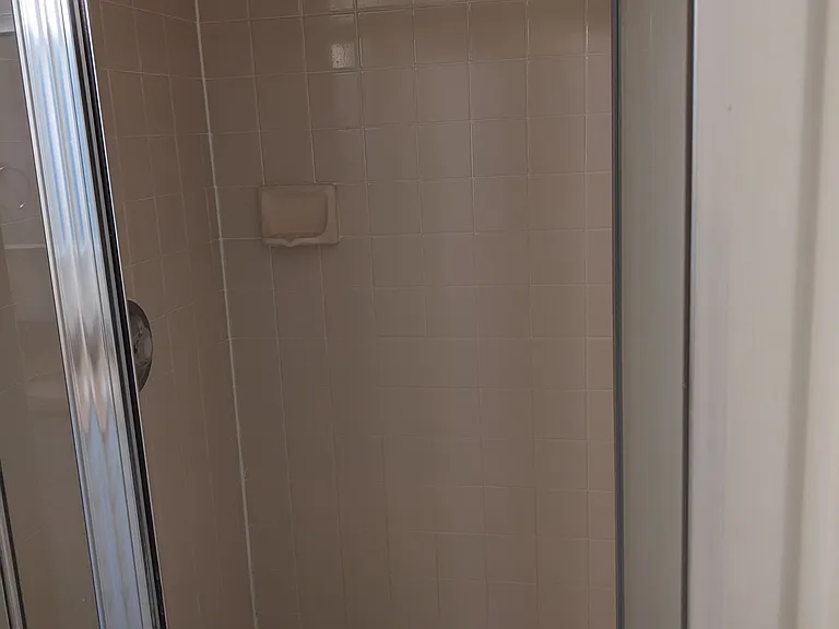 Stand up shower(main bed)