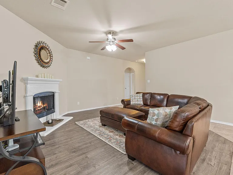 120 Rustic Oak Ln — Photo 4