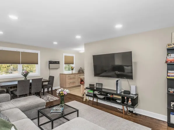 224-01 Kingsbury Avenue image 6 of 17