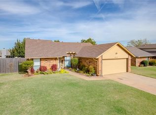 613 NE 16th St, Moore, OK 73160
