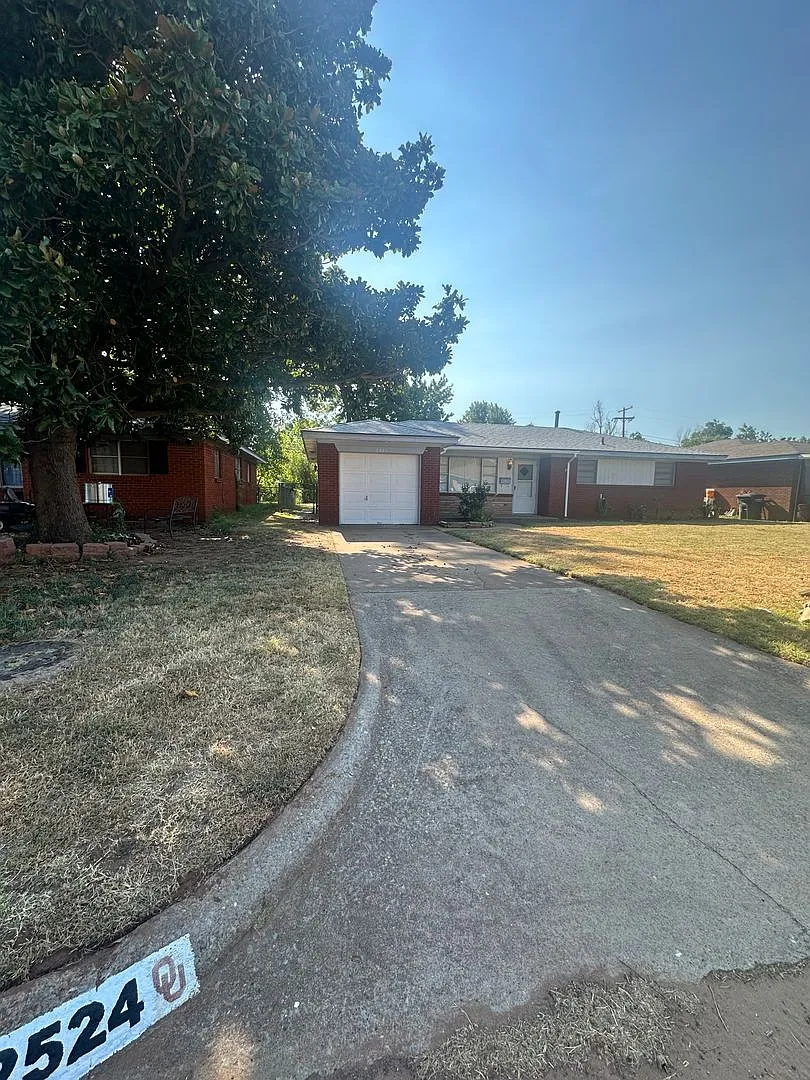 3 bed, 1 bath, 1 car garage — Photo 3