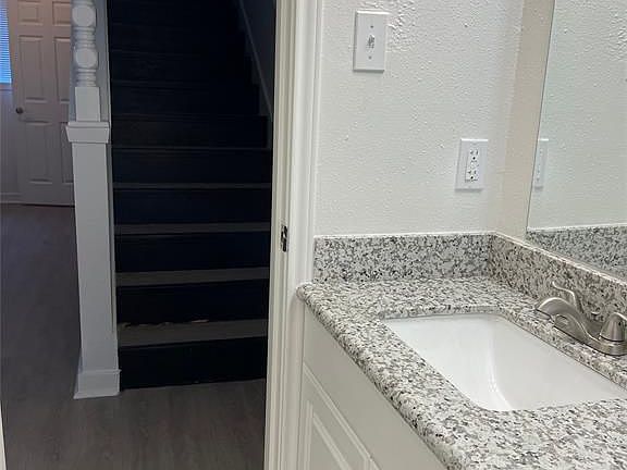 5th image of 804 Danna St