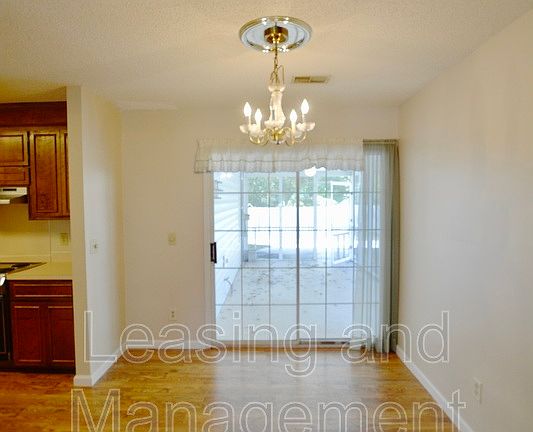 5th image of 304 White Church Ln