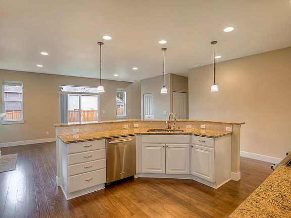 Gourmet Kitchen w/Gas stove