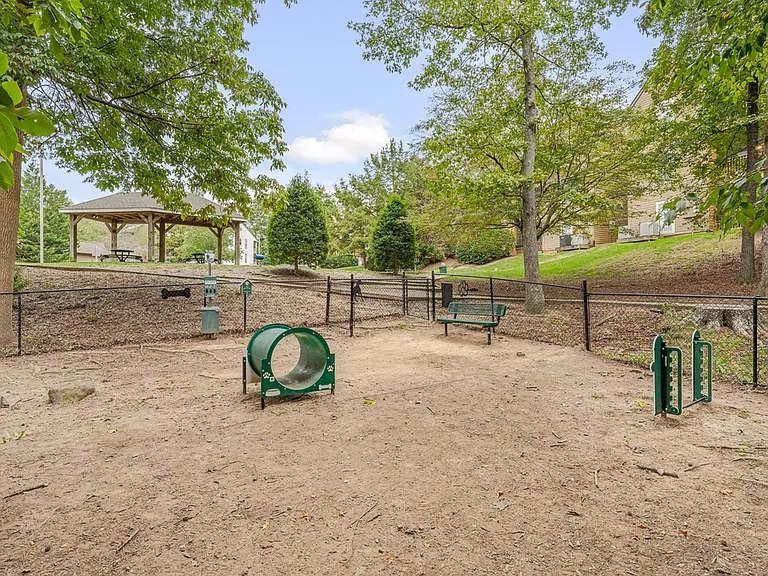 Southpoint Estate Apartments — Photo 4