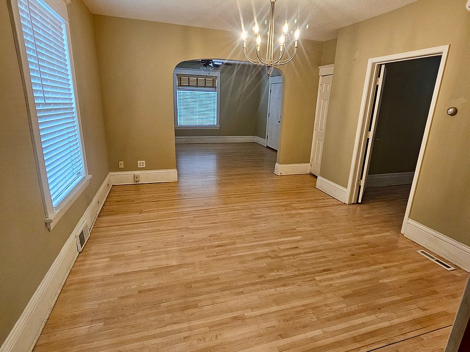 1st image of 2111 University Ave NE #1