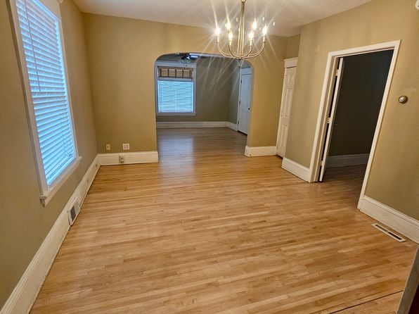 2111 University Ave NE #1