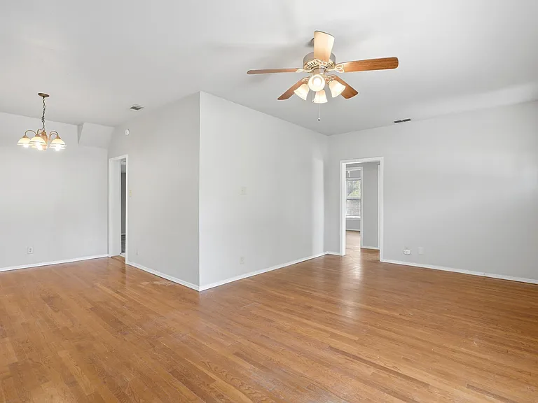 1041 Albany St — Photo 5