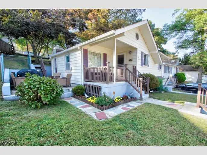 10 Decker Ave photo 1