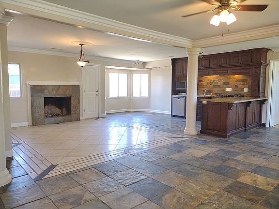 Open Floor plan.Livingroom/Kitchen