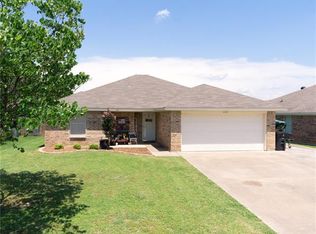 606 Honeysuckle Dr, Cleburne, TX 76033
