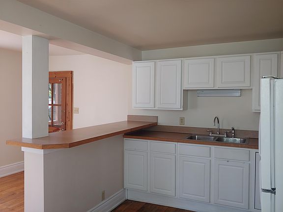 5th image of 23 Charlotte St #1