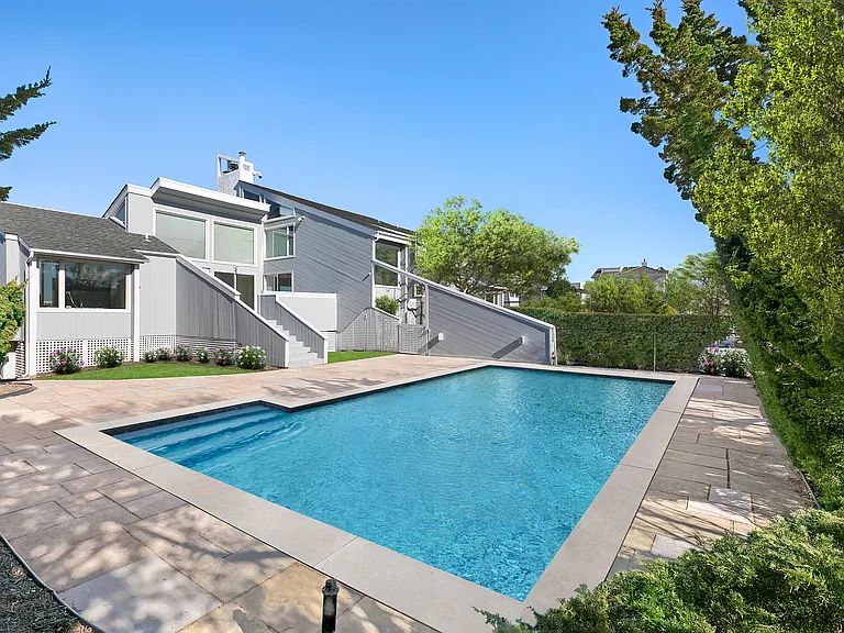 32 Dune Rd — Photo 1