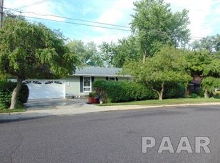 210 Oakwood Cir, Washington, IL 61571