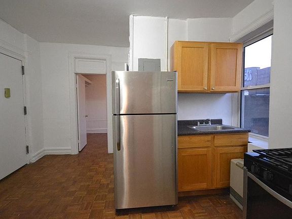 5th image of 370 Bedford Ave APT 11