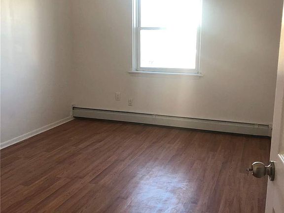 5th image of 906 Hempstead Tpke