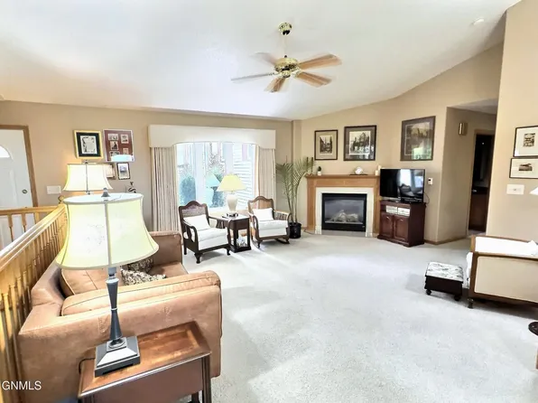 575 Brandon Pl, Bismarck, ND 58503