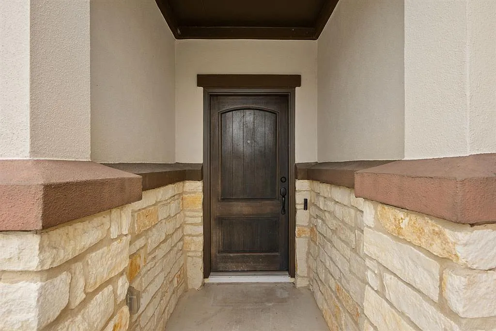 3 bed, 2.0 bath, 1755 sqft, $2,150 — Photo 2
