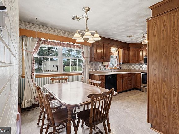 3rd image of 5893 Ambau Rd