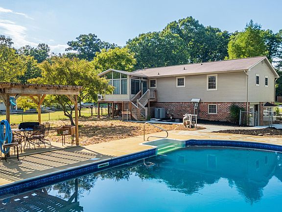 5th image of 184 Singletree Dr NW
